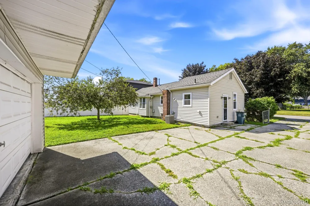 1920 E Saratoga Street Ferndale City, MI 48220