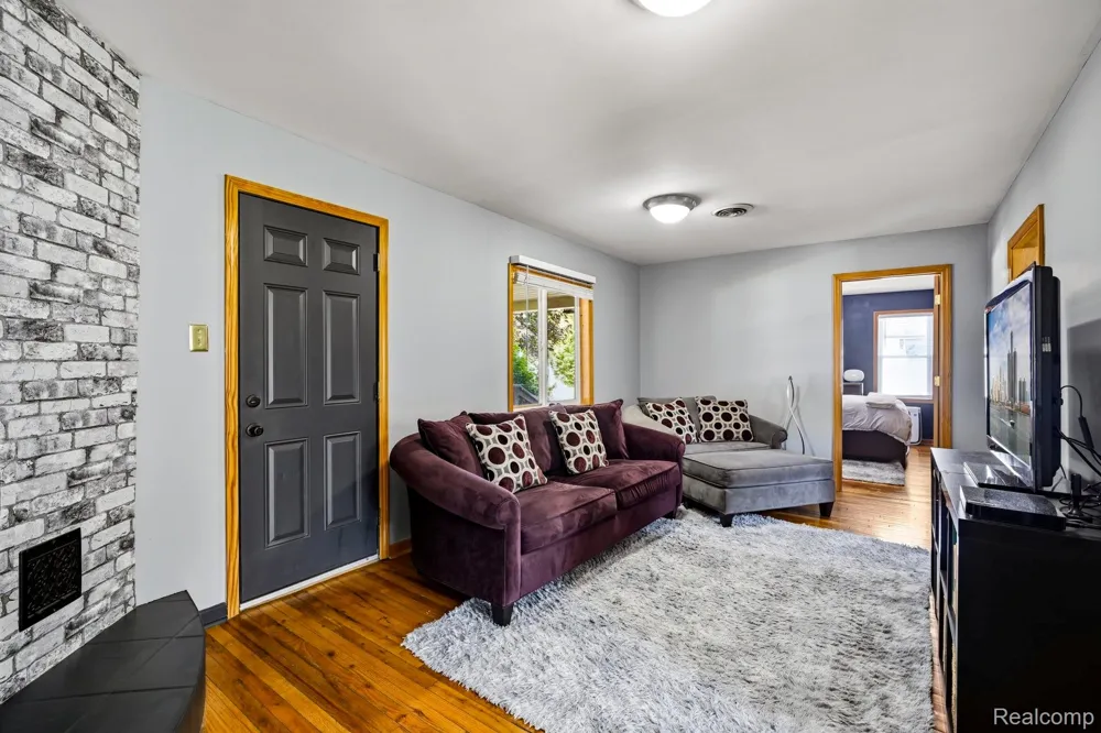 1920 E Saratoga Street Ferndale City, MI 48220