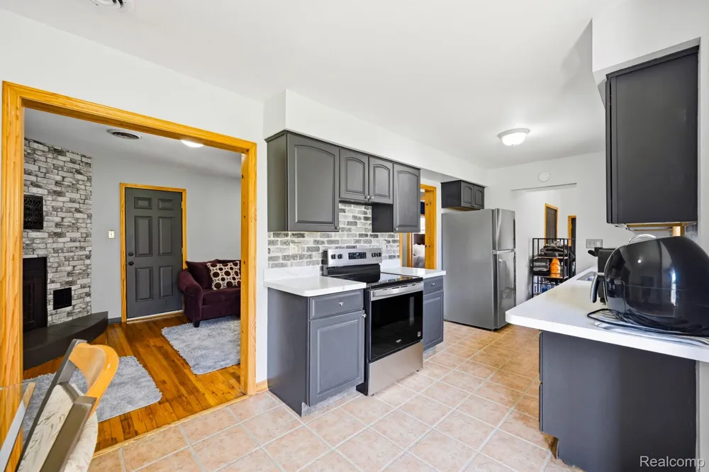 1920 E Saratoga Street Ferndale City, MI 48220