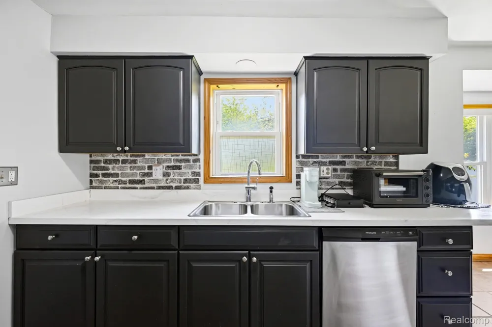 1920 E Saratoga Street Ferndale City, MI 48220