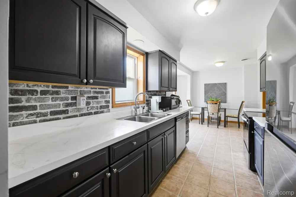 1920 E Saratoga Street Ferndale City, MI 48220