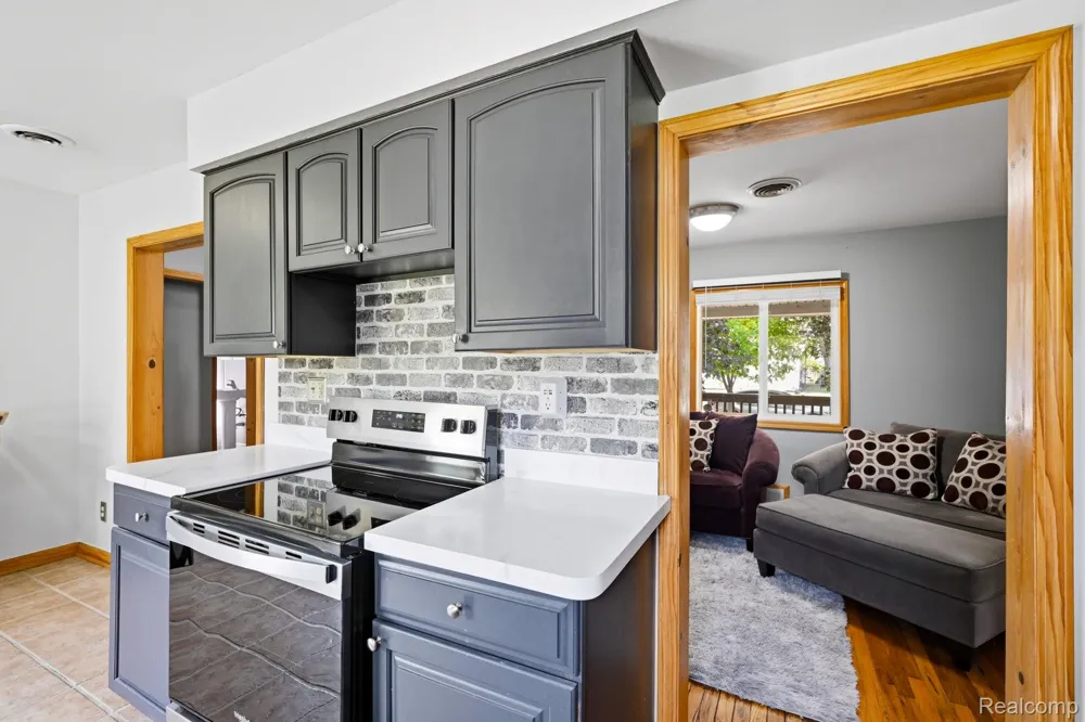 1920 E Saratoga Street Ferndale City, MI 48220