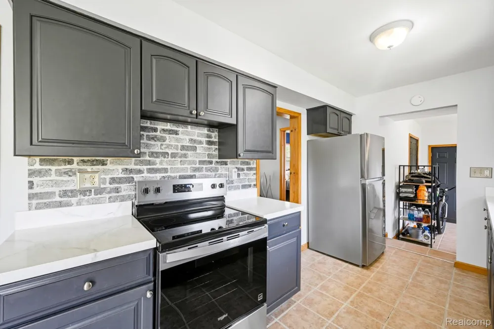 1920 E Saratoga Street Ferndale City, MI 48220