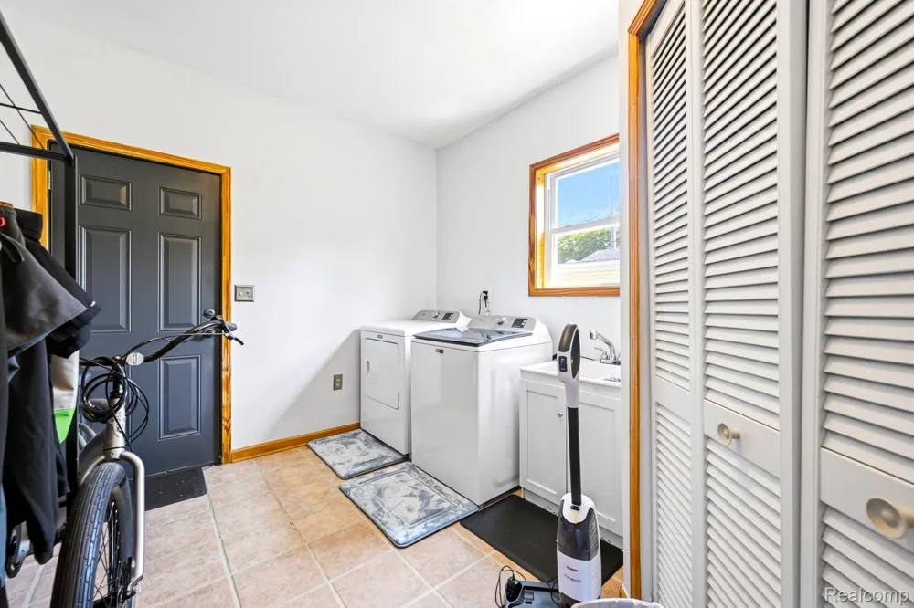 1920 E Saratoga Street Ferndale City, MI 48220