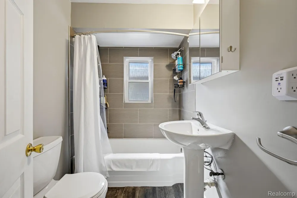 1920 E Saratoga Street Ferndale City, MI 48220