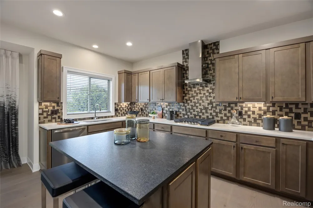 2085 Kohli Drive Troy City, MI 48083