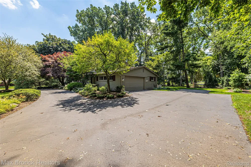25933 Hersheyvale Drive Franklin Village, MI 48025