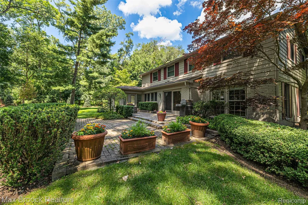 25933 Hersheyvale Drive Franklin Village, MI 48025