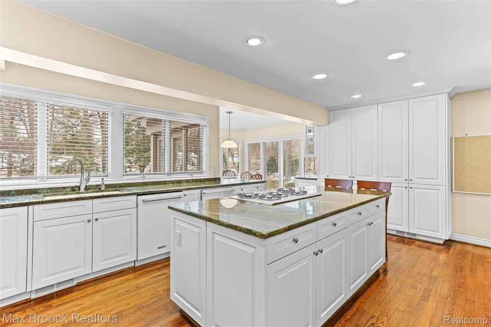 25933 Hersheyvale Drive Franklin Village, MI 48025