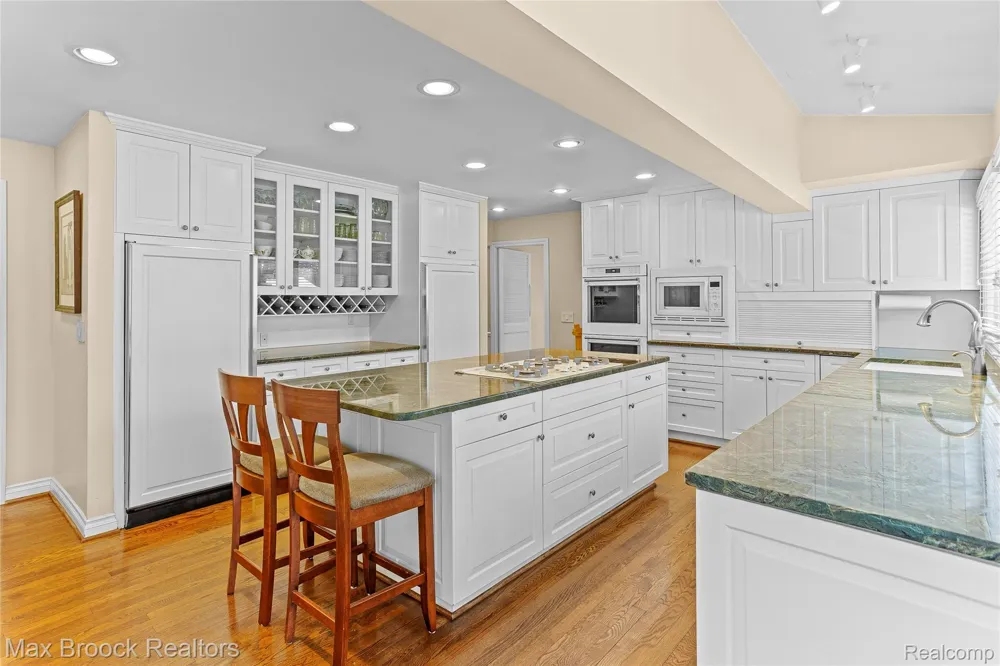 25933 Hersheyvale Drive Franklin Village, MI 48025
