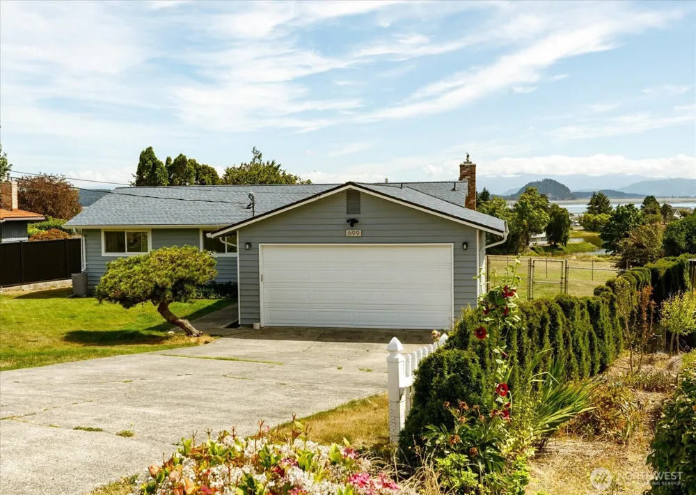 699 Maplewood Loop Oak Harbor, WA 98277