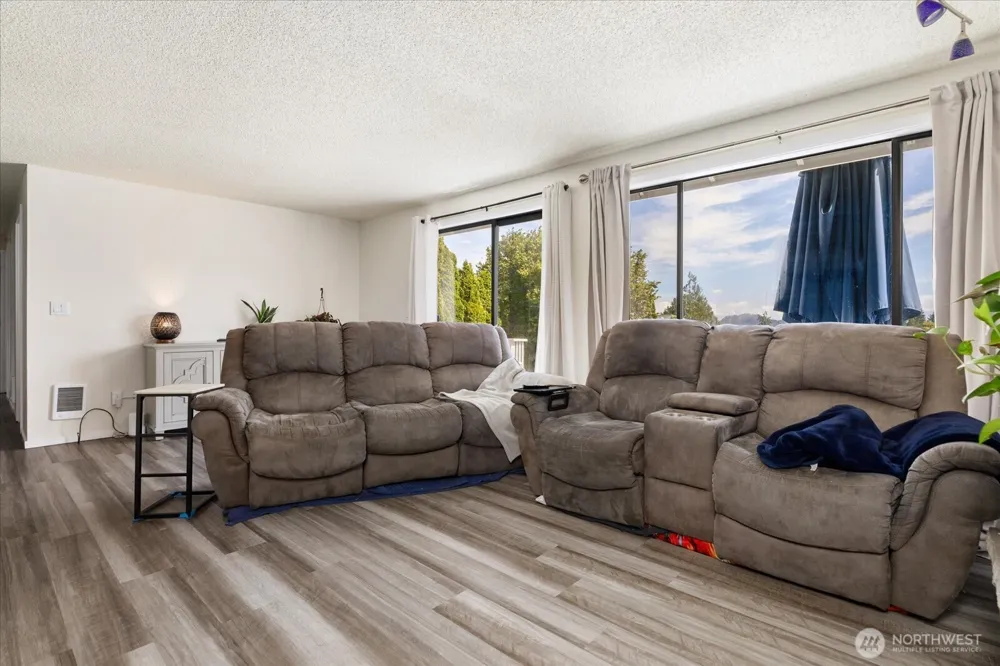 699 Maplewood Loop Oak Harbor, WA 98277