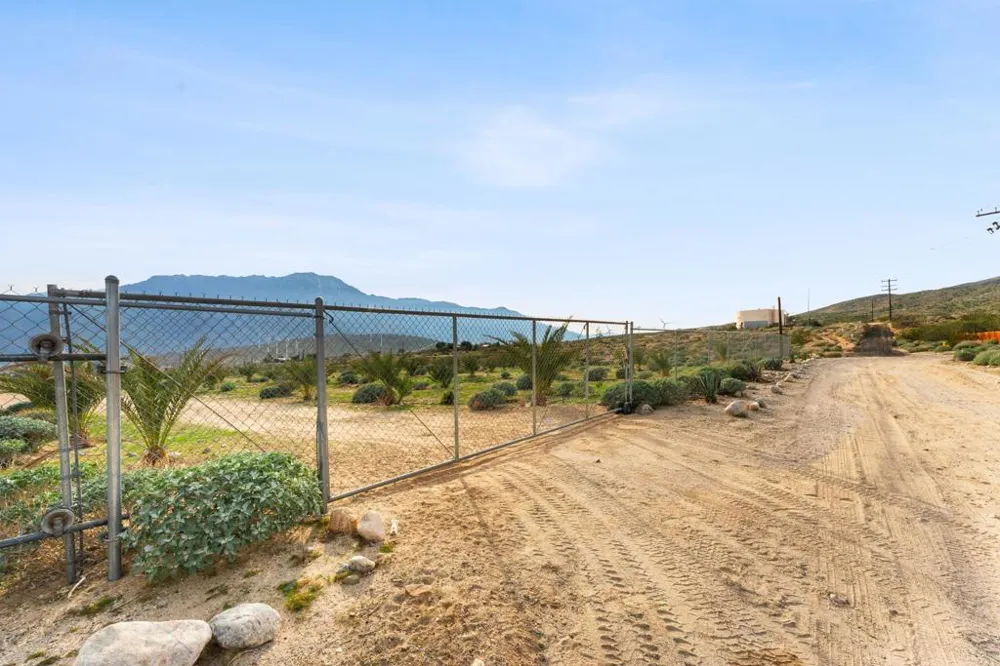 668040015 Hilltop Road Whitewater, CA 92282
