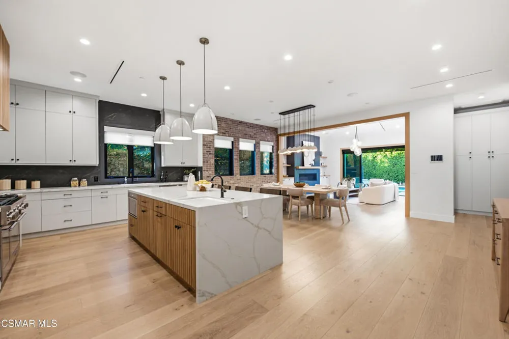 5444 Murietta Avenue Sherman Oaks, CA 91401