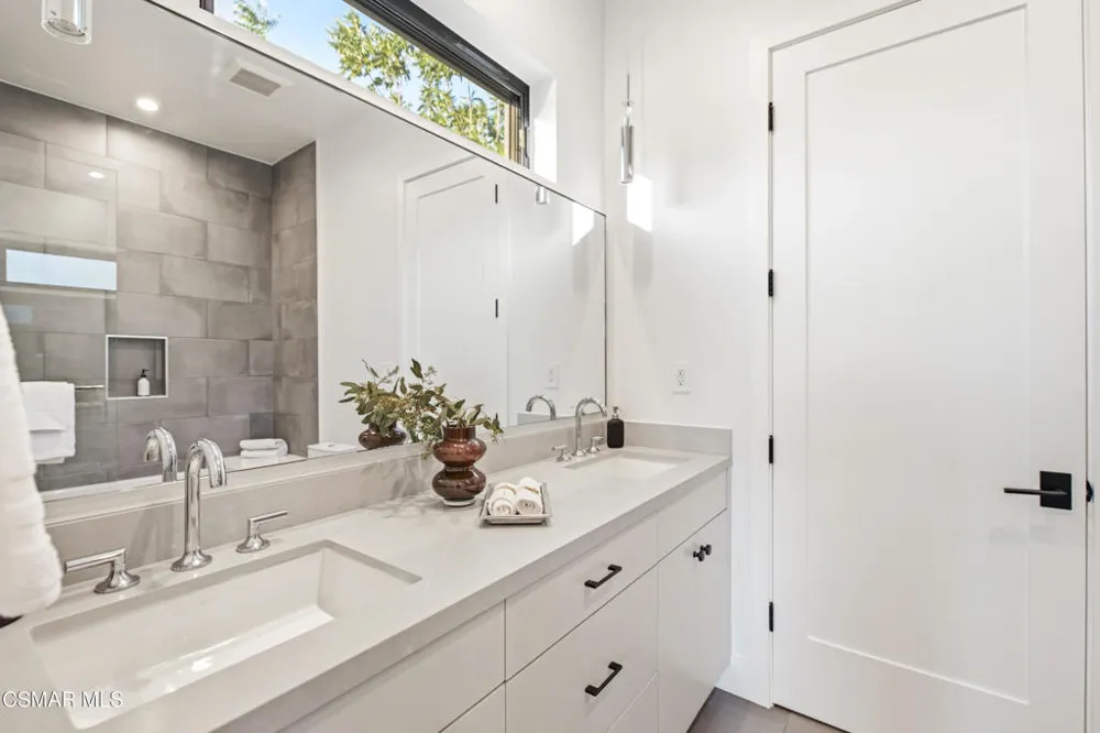 5444 Murietta Avenue Sherman Oaks, CA 91401