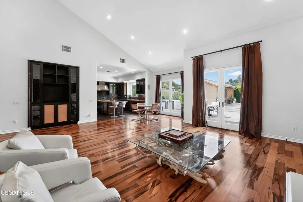 9651 Sagebrush Avenue Chatsworth, CA 91311