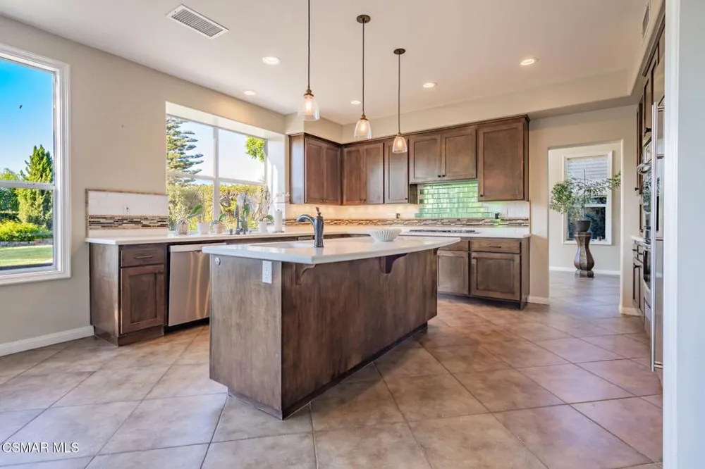 713 Twillin Court Simi Valley, CA 93065