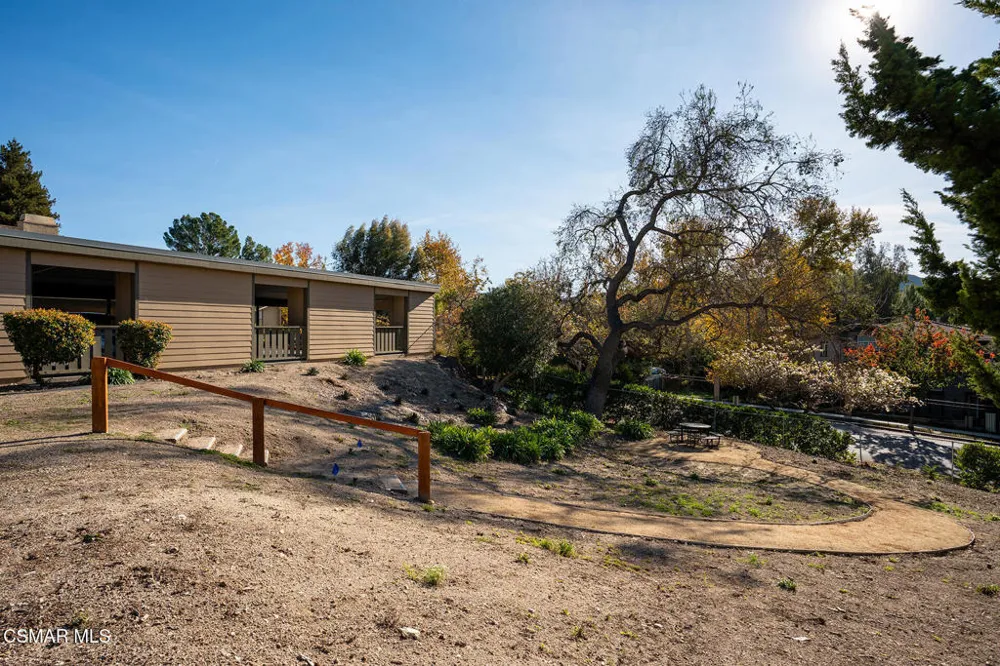 327 Chestnut Hill Court #11 Thousand Oaks, CA 91360