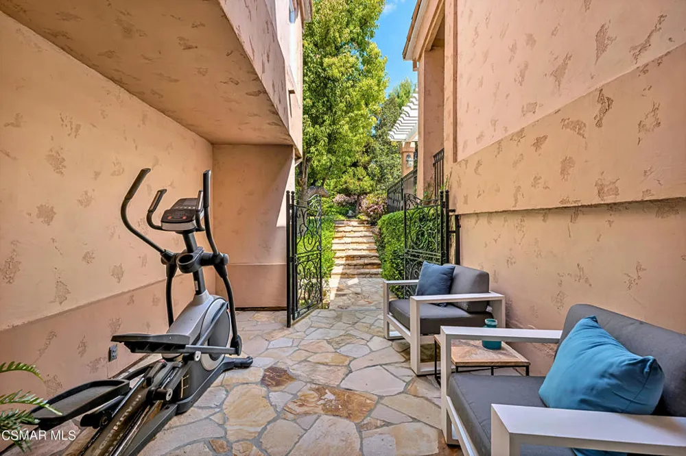 1687 Castlebridge Court Westlake Village, CA 91362