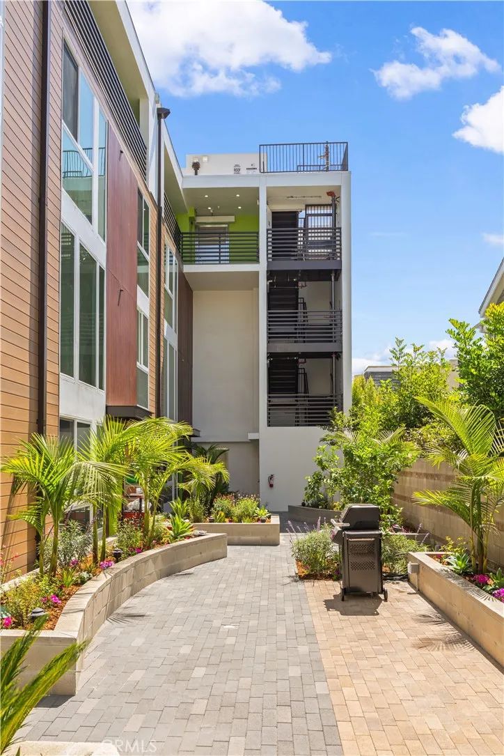 176 Catalina Avenue #104 Pasadena, CA 91106