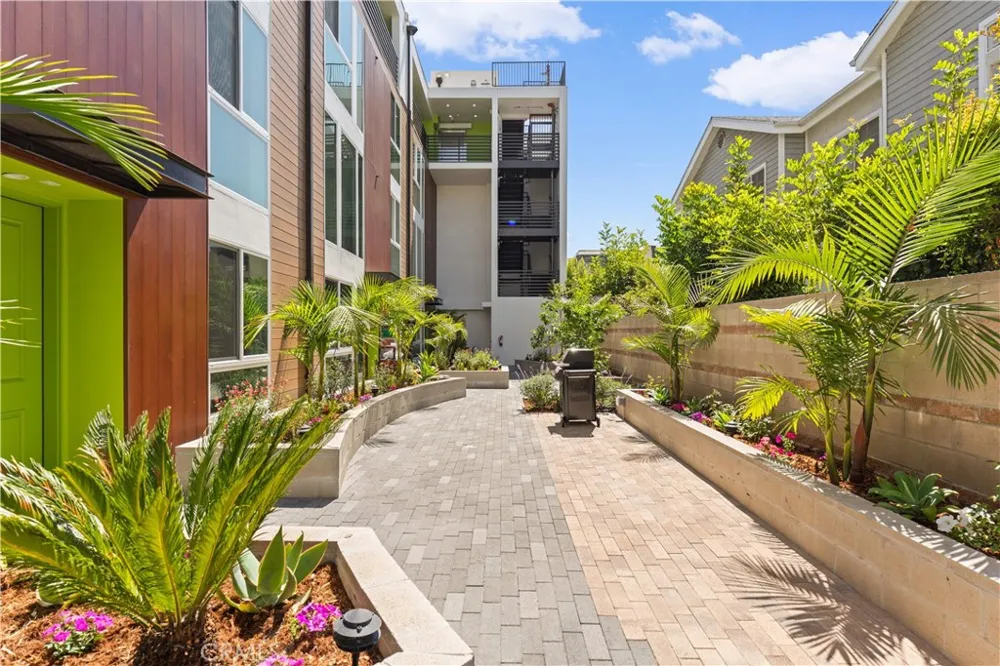 176 Catalina Avenue #104 Pasadena, CA 91106