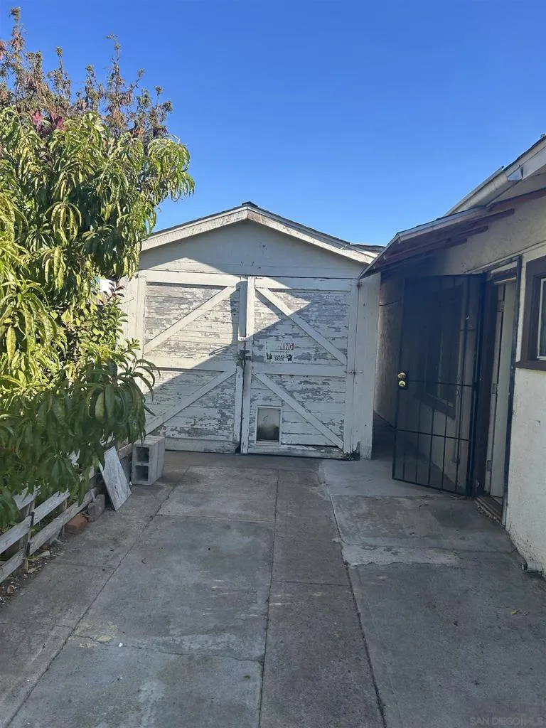 840 E 16th St National City, CA 91950