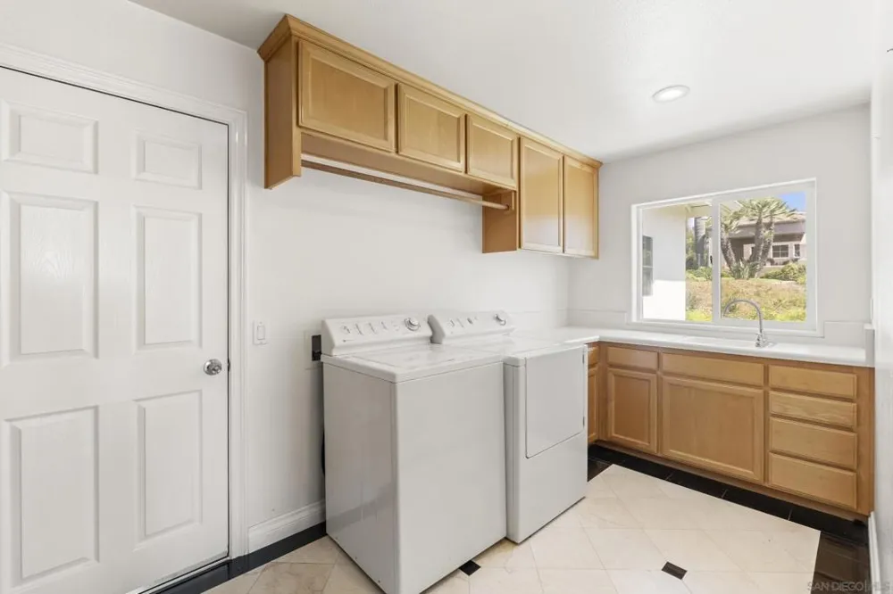 941 Avocado Pl Del Mar, CA 92014