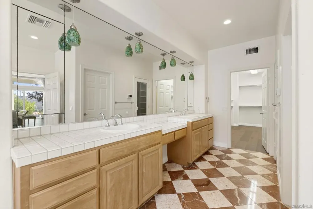 941 Avocado Pl Del Mar, CA 92014