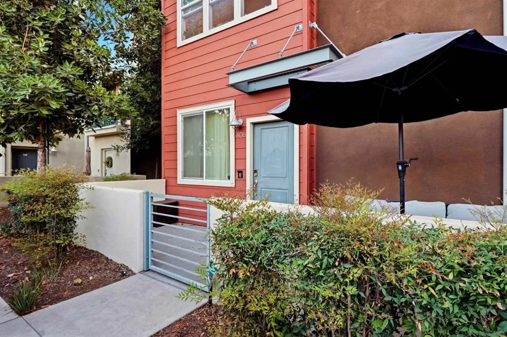 325 Royal Gln #608 Escondido, CA 92025
