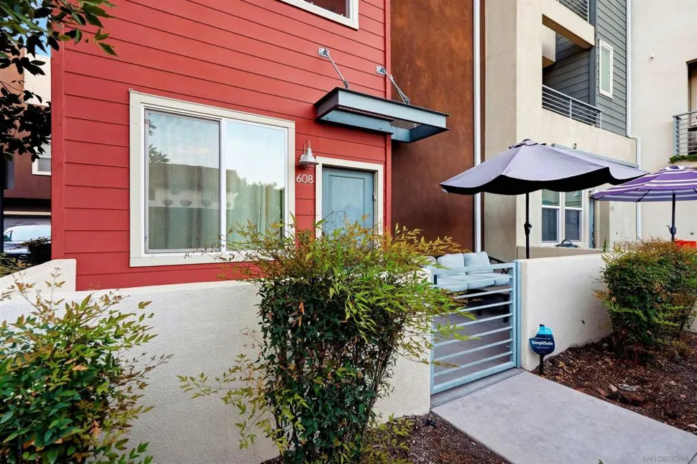 325 Royal Gln #608 Escondido, CA 92025