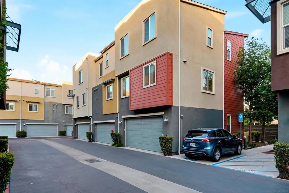 325 Royal Gln #608 Escondido, CA 92025