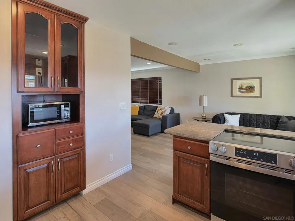 10295 Moorpark Spring Valley, CA 91978
