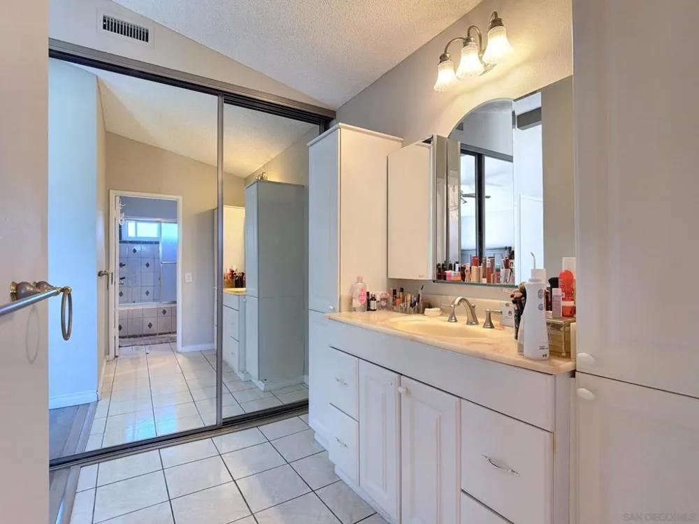 10295 Moorpark Spring Valley, CA 91978