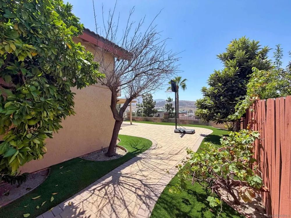 10295 Moorpark Spring Valley, CA 91978