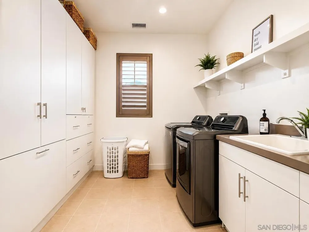 9057 W Bluff Place Santee, CA 92071
