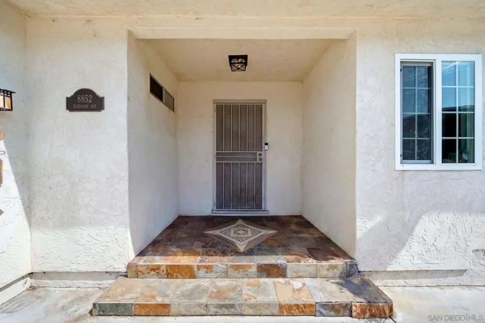 8852 Railroad Ave Santee, CA 92071