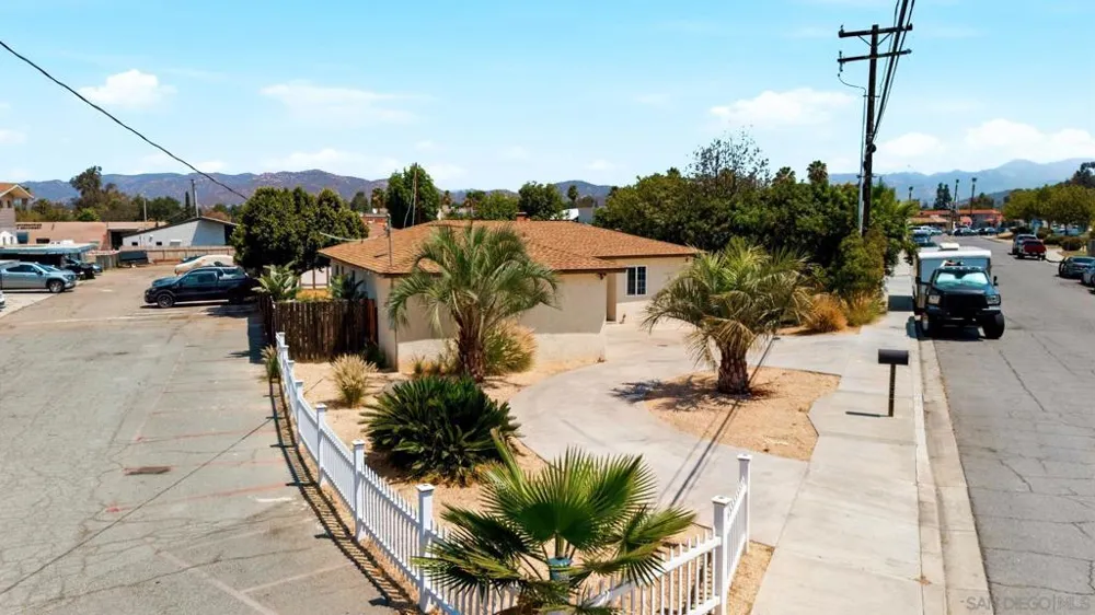 8852 Railroad Ave Santee, CA 92071
