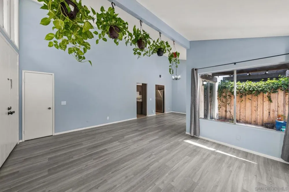 2147 Citrus Tree Spring Valley, CA 91977