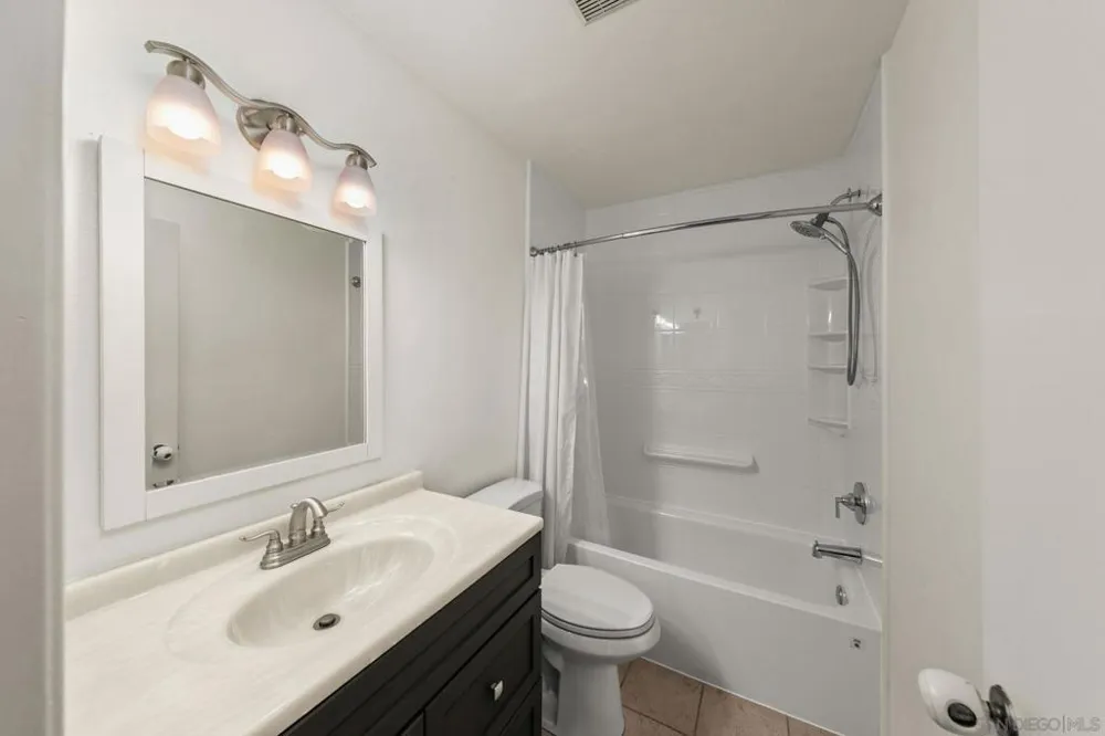 2147 Citrus Tree Spring Valley, CA 91977
