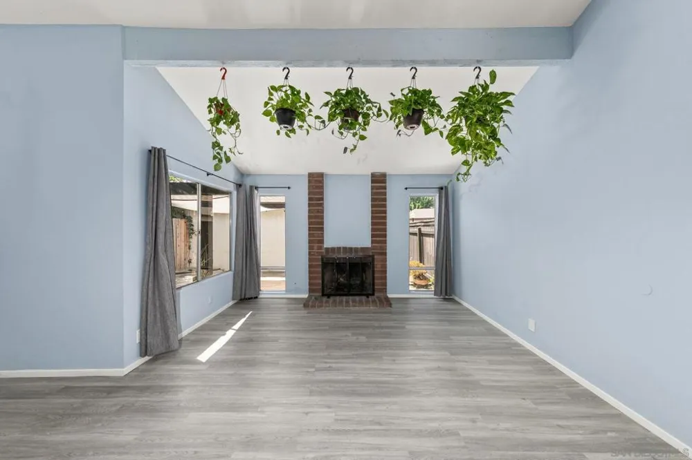 2147 Citrus Tree Spring Valley, CA 91977