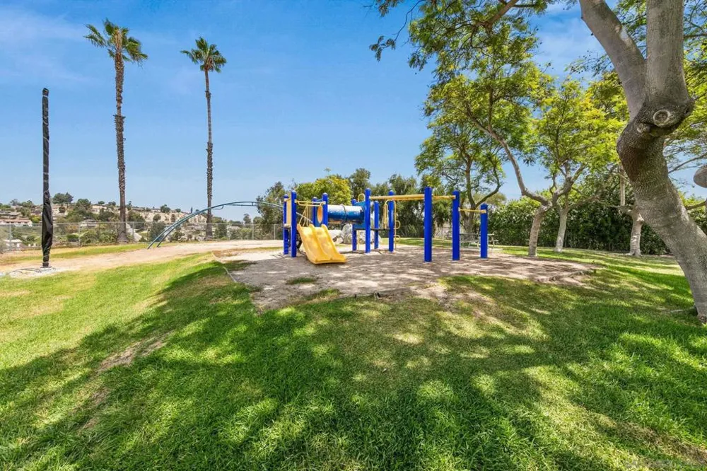 2147 Citrus Tree Spring Valley, CA 91977