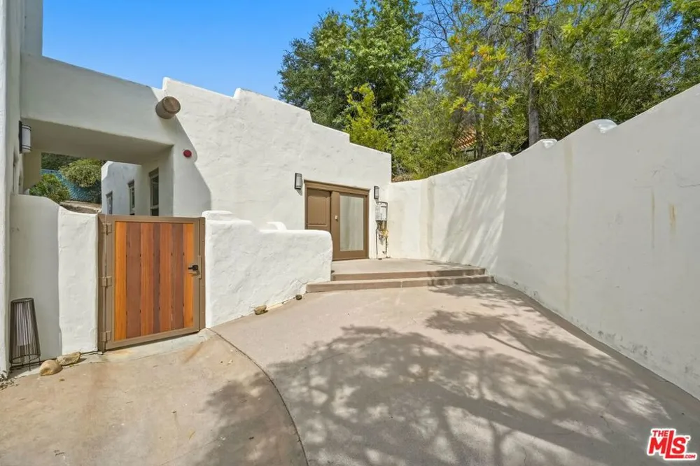 20851 Cheney Drive Topanga, CA 90290