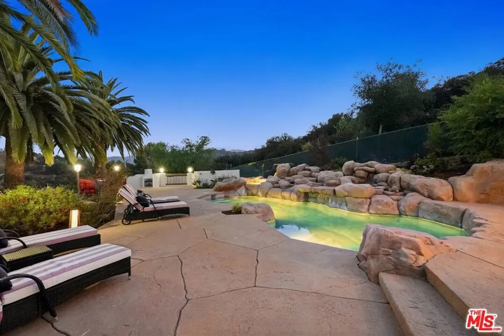 20851 Cheney Drive Topanga, CA 90290