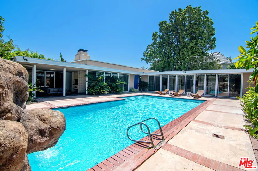 115 S June Street Los Angeles, CA 90004
