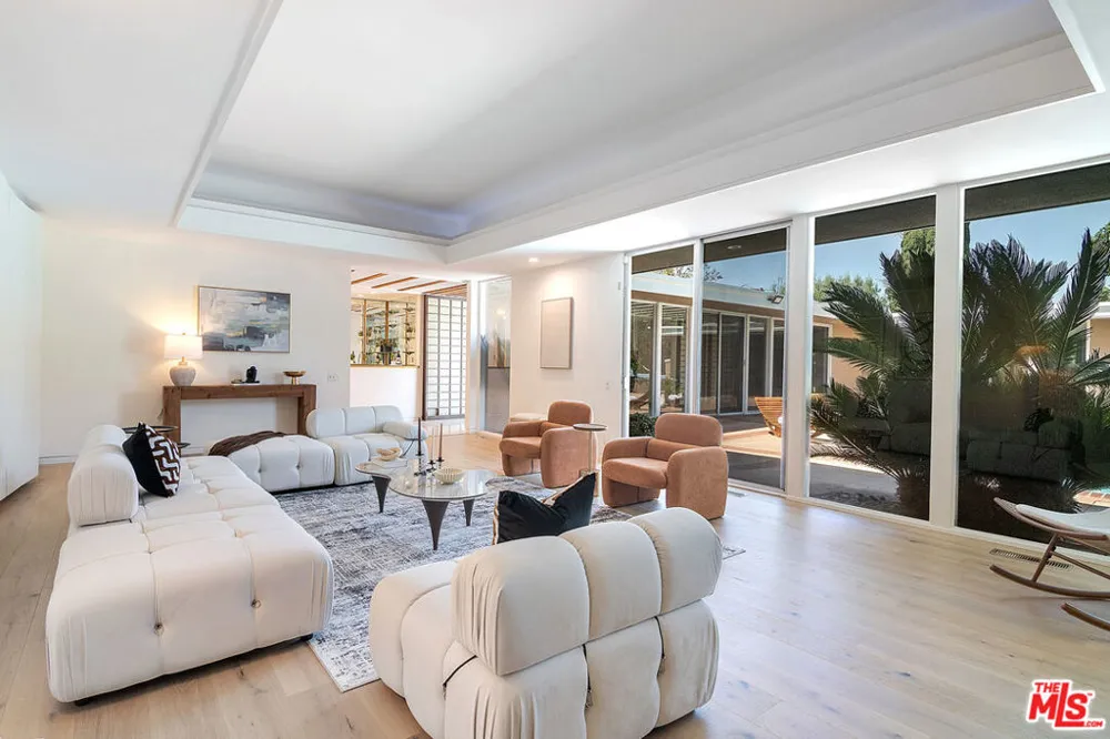115 S June Street Los Angeles, CA 90004