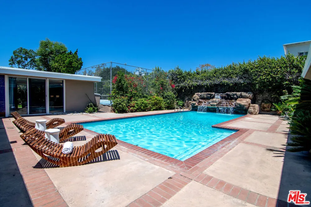 115 S June Street Los Angeles, CA 90004