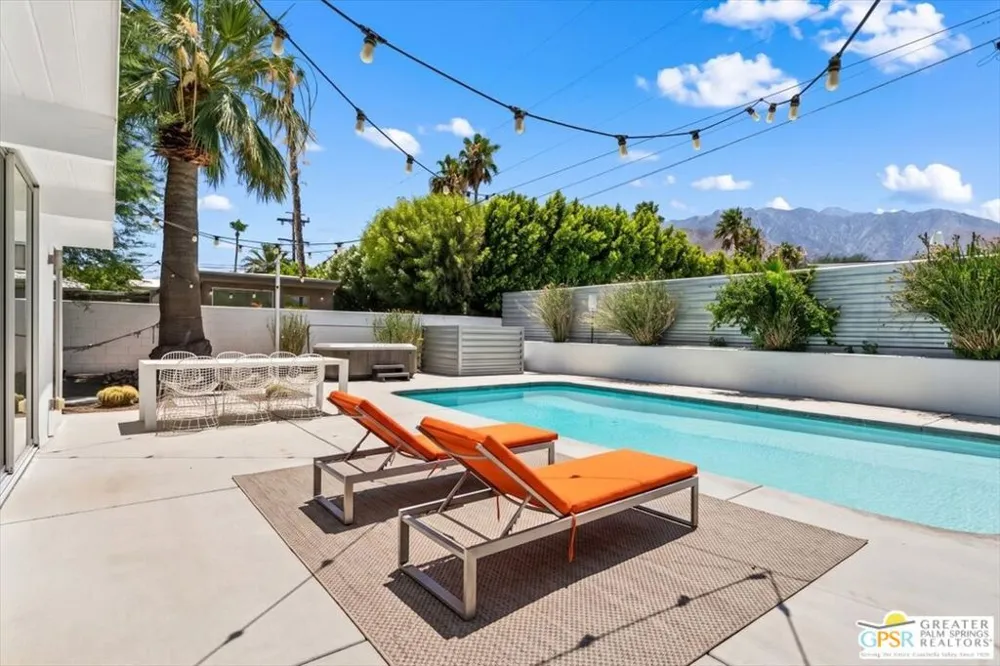 2889 Davis Way Palm Springs, CA 92262