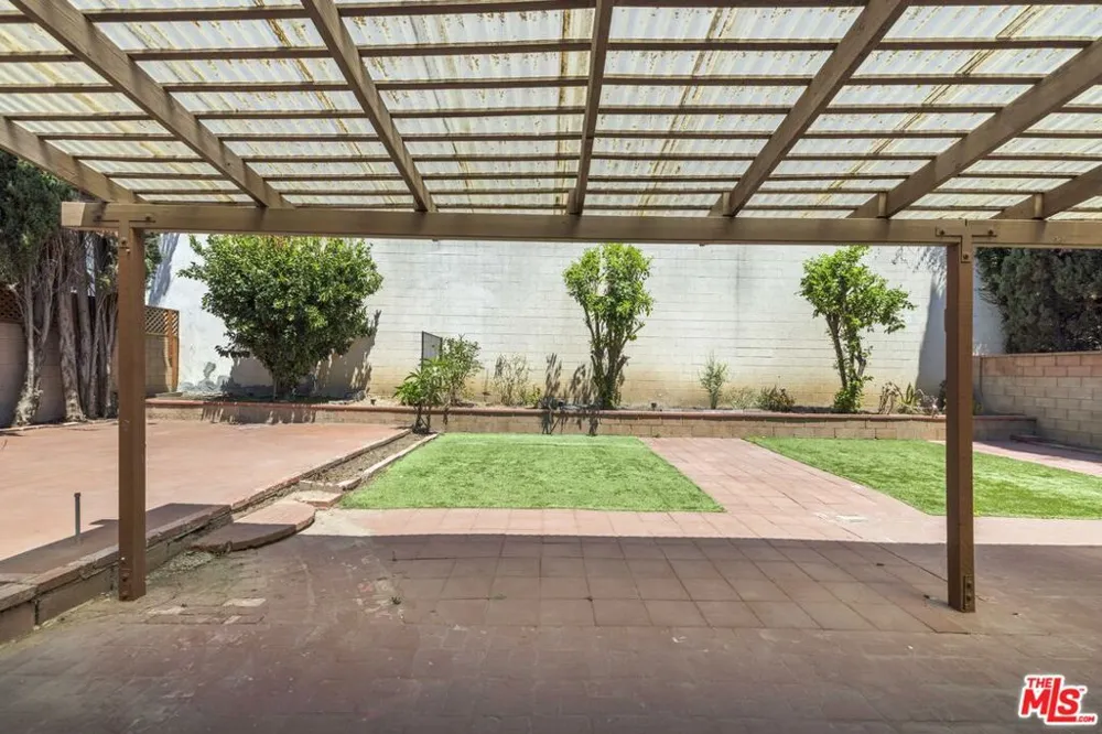 6741 Buffalo Avenue Valley Glen, CA 91401