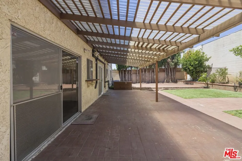6741 Buffalo Avenue Valley Glen, CA 91401