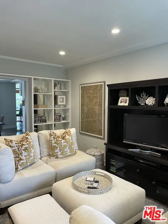 664 Radcliffe Avenue Los Angeles, CA 90272